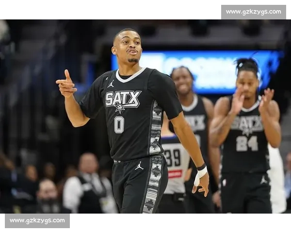 凯尔登・约翰逊深夜抵华！马刺球迷冒雨接机热情爆棚