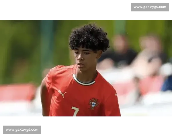 C 罗父子赤膊同框！40 岁总裁肌肉依旧，14 岁迷你罗身高 1 米 85，网友：基因复制粘贴